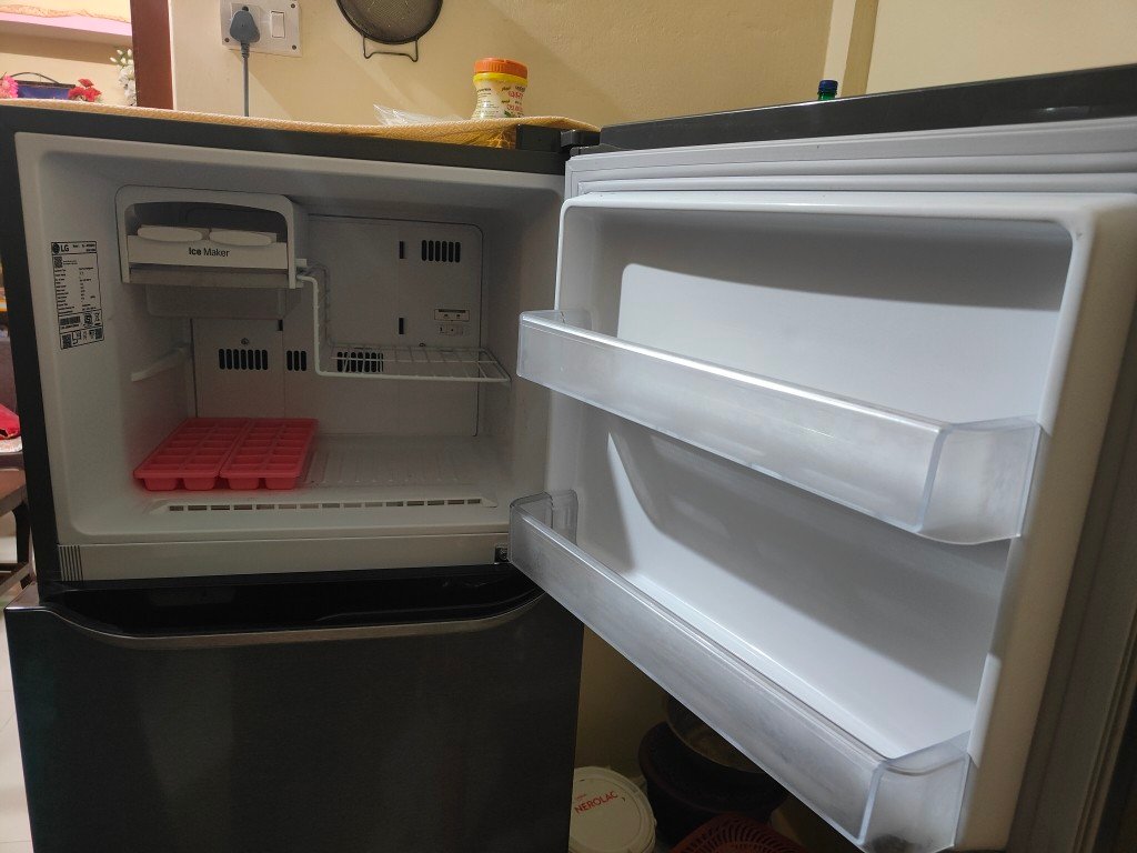 Top bottle shelves of LG 264 L refrigerature